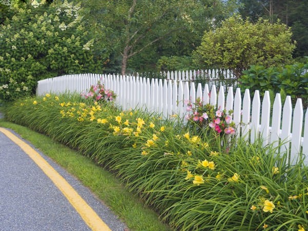 You are currently viewing Choose the Right Picket Fence for Your Home