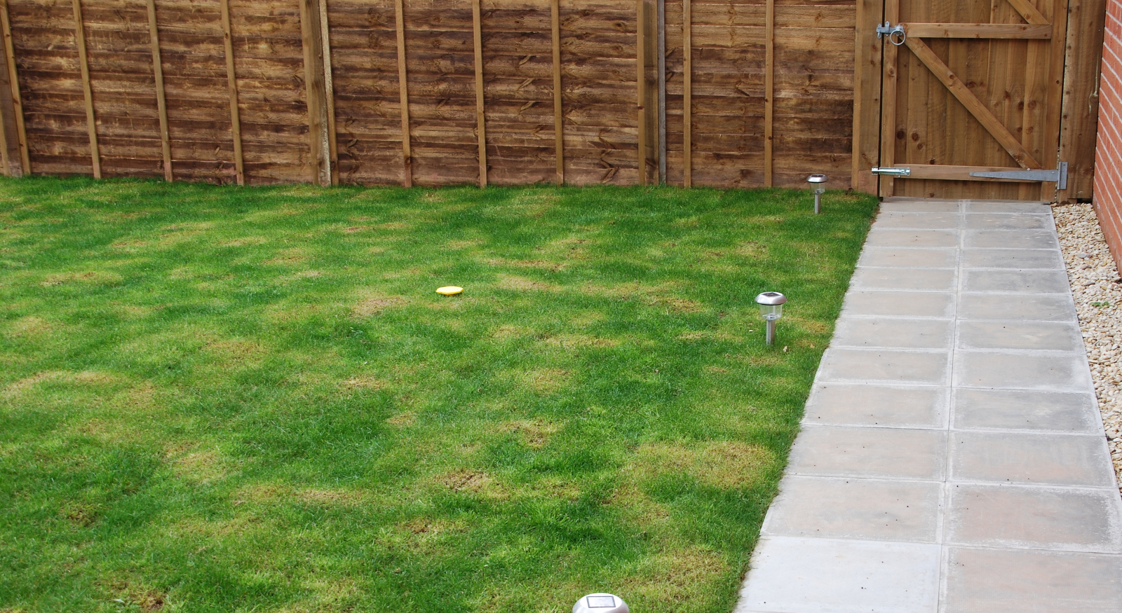 Read more about the article Benefits of a Mow Strip Under Fence