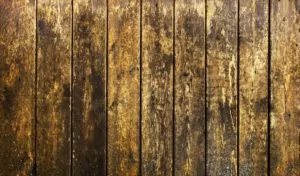 a grimy wooden fence to illustrate cleaning a wood fence without pressure washing
