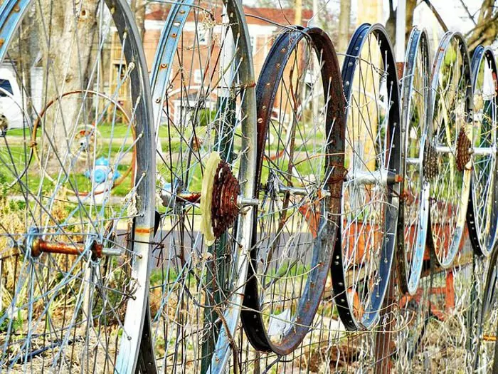 bike-wheel-fence