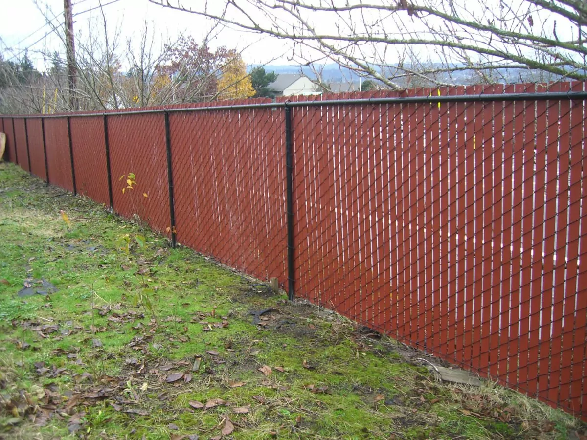 Read more about the article DIY ideas for chain link fence slats & decor