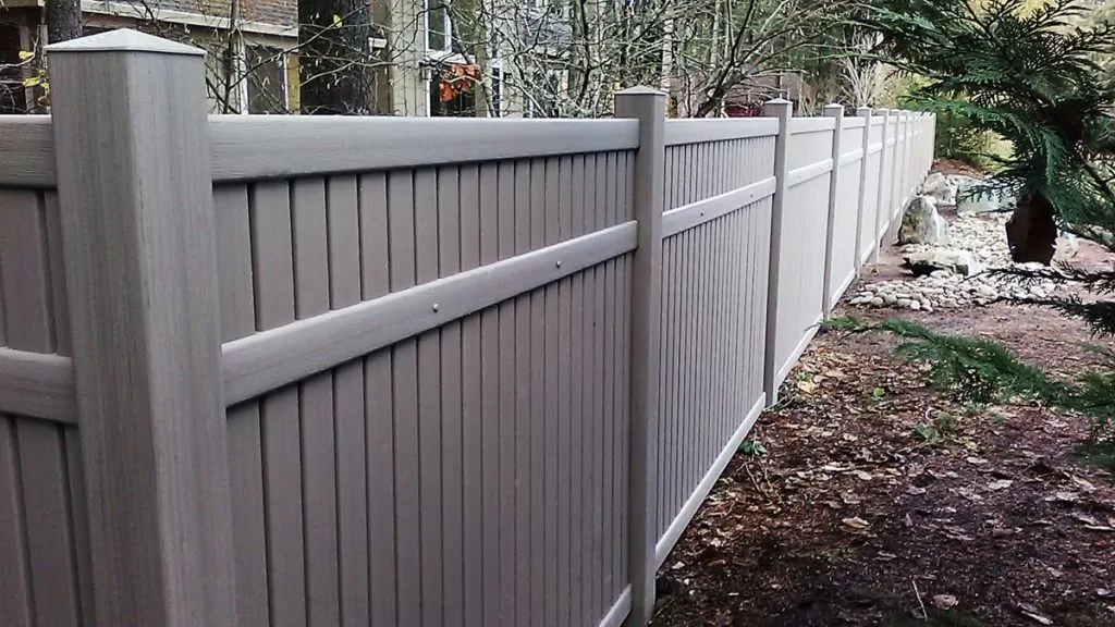 Vinyl fencing alongside a home to illustrate benefits of vinyl fencing